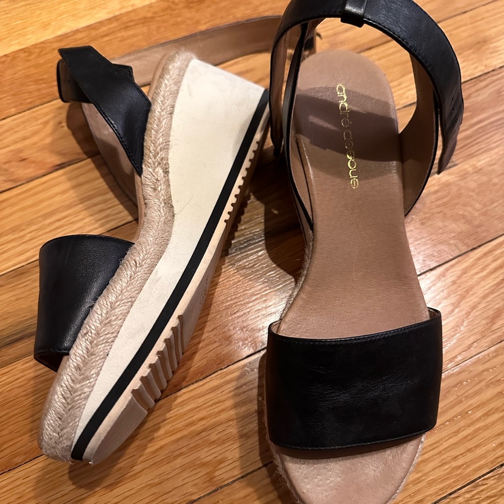 In excellent condition 7.5 wedge sandals.